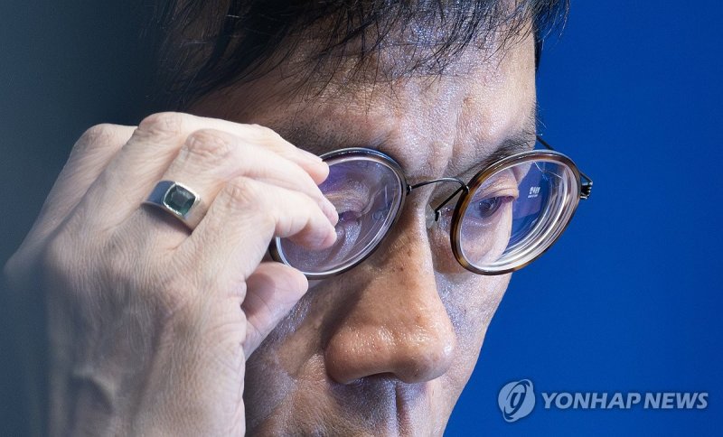 안경 고쳐 쓰는 이창용 한은 총재 (출처=연합뉴스)