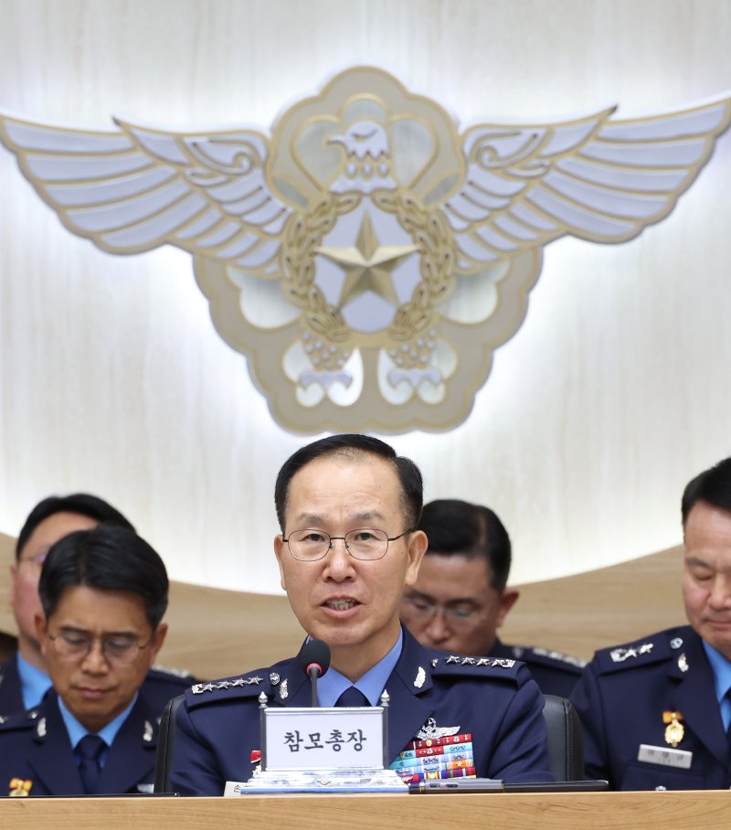 [계룡대=뉴시스] 강종민 기자 = 23일 충남 계룡시 계룡대에서 열린 국회 국방위원회의 공군본부에 대한 국정감사에서 손석락 공군 참모총장이 의원 질의에 답변하고 있다. 2025.10.23. ppkjm@newsis.com