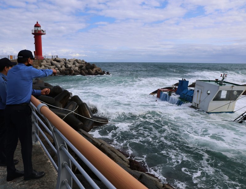 [강릉=뉴시스] 23일 박홍식 강릉해양경찰서장이 지난 20일 강릉 심곡항 내에서 최초된 준설선 김급 조치현장을 확인하고 있다.(사진=강릉해경 제공)photo@newsis.com *재판매 및 DB 금지