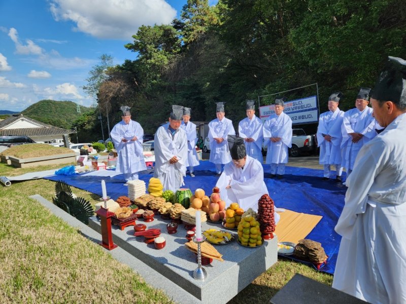 이응우 계룡시장은 23일 두마면 입암리 공설봉안당(정명각)에서 계룡시 무연고 영령의 넋을 기리는 제례행사를 하고 있다.(계룡시 제공.재판매 및 DB금지)/뉴스1
