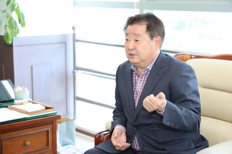 [고성(경남)=뉴시스] 신정철 기자= 경남 고성군의회는 지난 22일, 제305회 임시회 제2차 본회의에서 의회 관련 조례인 '고성군의회 의정자문위원회 설치 및 운영 조례'와 '고성군의회 의정 홍보 등에 관한 조례'를 최종 의결했다.사진은 최을석 의장은 조례 제정의 의미를 강조하며, 의회의 변화 의지를 표명하고 있다.(사진=고성군의회 제공).2025.10.23. photo@newsis.com *재판매 및 DB 금지