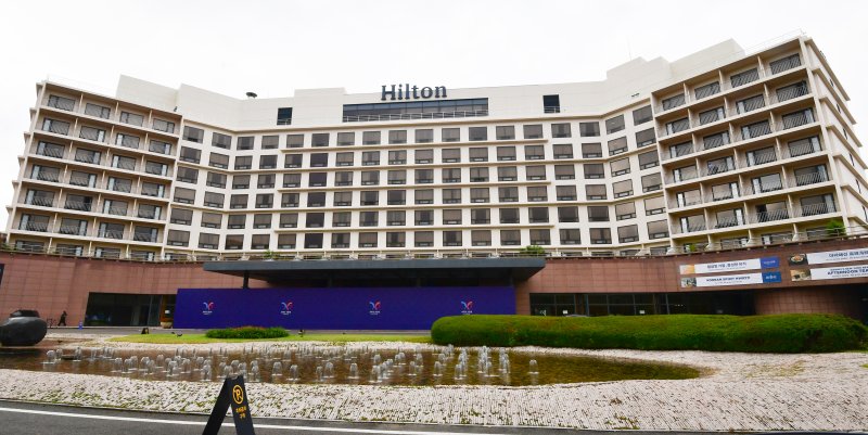 APEC 정상회의에 참석하는 각국 정상들이 사용할 숙소(PRS) 입구에 경호 보안을 위해 가림막이 설치돼 있다. 뉴스1