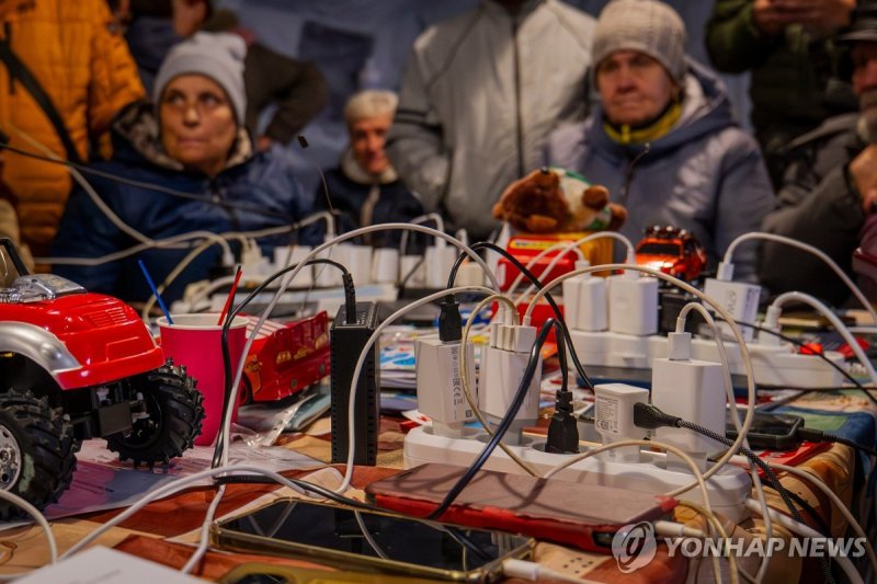 러시아의 반복된 드론 공격으로 구호소에 모여 핸드폰 등을 충전하는 우크라이나 주민들 (출처=연합뉴스)
