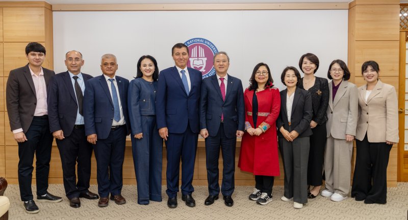 [전주=뉴시스] 전북대학교는 우즈베키스탄 기묘국제대학과 국제교류 협약을 맺고 복수학위제와 교환학생 프로그램 등 글로벌 교육 협력을 강화한다고 23일 밝혔다. (사진=전북대 제공) 2025.10.23. photo@newsis.com