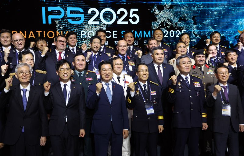 유재성 경찰청장 직무대행(경찰청 차장)과 각국 경찰청 대표단장들이 21일 서울 여의도 콘래드서울에서 열린 2025국제경찰청장회의에서 기념촬영을 하고 있다. 2025.10.21/뉴스1 ⓒ News1 김명섭 기자