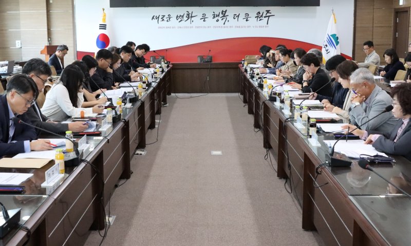 23일 원주시청에서 열린 친환경 청정사업 집행점검 회의에서 참석자들이 집행 관련 사항을 공유하고 있다. (사진=한강수계관리위원회 제공) photo@newsis.com *재판매 및 DB 금지