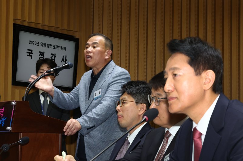 정치 브로커 명태균 씨(왼쪽 첫번째)가 23일 서울 중구 서울시청에서 열린 2025년 국회 행정안전위원회 국정감사에서 의원 질의에 답하고 있다. 오른쪽은 오세훈 서울시장. 연합뉴스