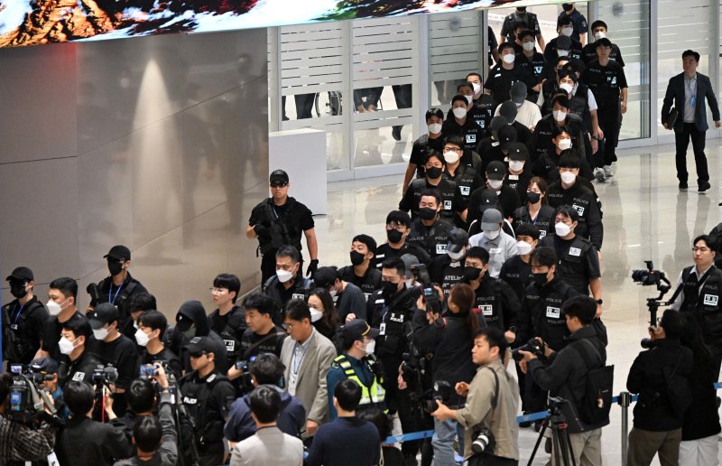 캄보디아 당국의 범죄단지 단속으로 적발돼 구금됐던 한국인들이 18일 오전 인천국제공항 2터미널을 통해 송환되고 있다. (공동취재) (사진은 기사 내용과 무관함) 2025.10.18/뉴스1 ⓒ News1 박지혜 기자