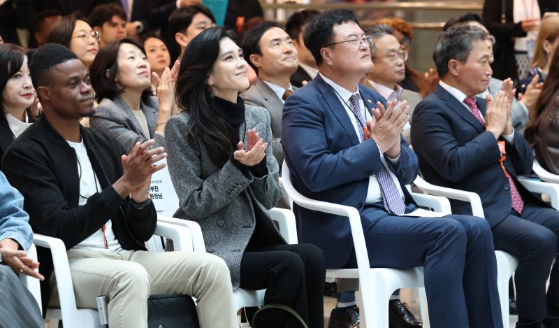 이부진 한국방문의해위원회 위원장(앞줄 왼쪽 두번째부터)과 김대현 문화체육관광부 제2차관, 이학재 인천공항공사 사장이 23일 인천국제공항 제1터미널에서 열린 '2025 환영주간' 개막행사에서 손뼉을 치고 있다. 문화체육관광부와 한국방문의해위원회는 2025년 아시아태평양경제협력체(APEC) 정상회의 및 방한 관광 성수기를 맞아 이날부터 다음 달 9일까지 인천국제공항과 경주역, 김해공항, 부산항 등에서 외국인 관광객들을 환대하는 '환영 주간'을 연다. 2025.10.23/뉴스1 ⓒ News1 오대일 기자