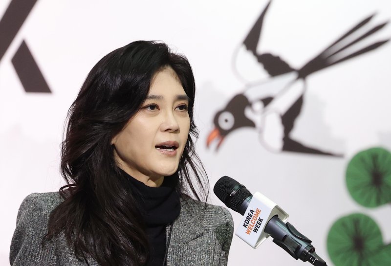 이부진 한국방문의해위원회 위원장이 23일 인천국제공항 제1터미널에서 열린 '2025 환영주간' 개막행사에서 인사말을 하고 있다. 문화체육관광부와 한국방문의해위원회는 2025년 아시아태평양경제협력체(APEC) 정상회의 및 방한 관광 성수기를 맞아 이날부터 다음 달 9일까지 인천국제공항과 경주역, 김해공항, 부산항 등에서 외국인 관광객들을 환대하는 '환영 주간'을 연다. 2025.10.23/뉴스1 ⓒ News1 오대일 기자