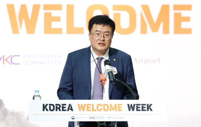 김대현 문화체육관광부 제2차관이 23일 인천국제공항 제1터미널에서 열린 '2025 환영주간' 개막행사에서 외국인 관광객들에게 웰컴키트를 전달하고 있다. 문화체육관광부와 한국방문의해위원회는 2025년 아시아태평양경제협력체(APEC) 정상회의 및 방한 관광 성수기를 맞아 이날부터 다음 달 9일까지 인천국제공항과 경주역, 김해공항, 부산항 등에서 외국인 관광객들을 환대하는 '환영 주간'을 연다. 2025.10.23/뉴스1 ⓒ News1 오대일 기자