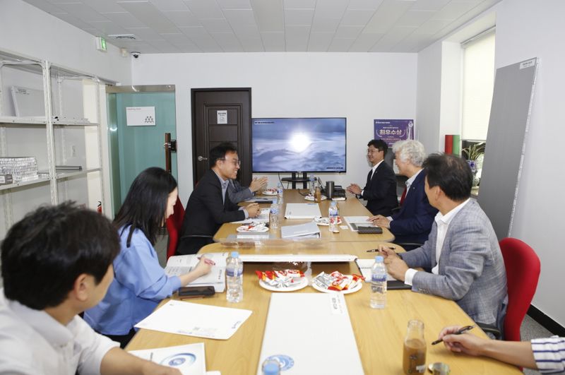 신봉재 부산지방조달청장(왼쪽 세 번째)과 직원들이 23일 오후 조달 우수제품 지정업체인 성원하이텍 부산 본사를 찾아 사측 관계자들과 간담회를 하고 있는 모습. 부산지방조달청 제공