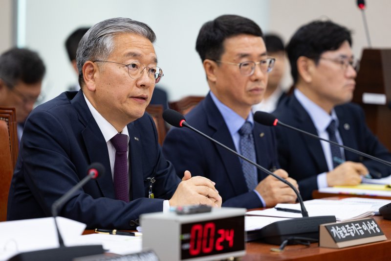 김종호 기술보증기금 이사장(왼쪽)과 원영준 신용보증재단중앙회장(가운데)가 3일 서울 여의도 국회에서 열린 산업통상자원중소벤처기업위원회의 중소벤처기업진흥공단 등에 대한 국정감사에 자리하고 있다. 2025.10.23/뉴스1 ⓒ News1 유승관 기자