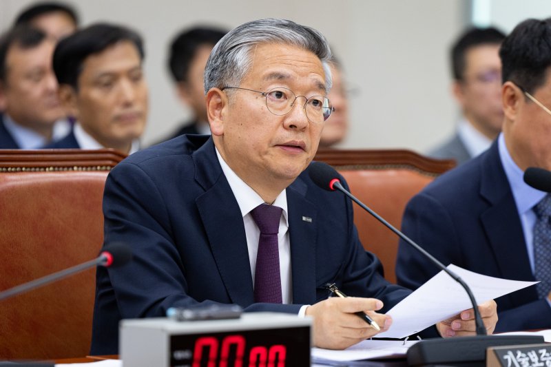 김종호 기술보증기금 이사장이 23일 서울 여의도 국회에서 열린 산업통상자원중소벤처기업위원회의 중소벤처기업진흥공단 등에 대한 국정감사에서 의원 질의에 답하고 있다. 2025.10.23/뉴스1 ⓒ News1 유승관 기자