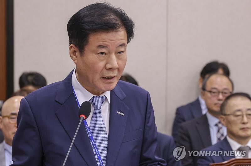 기관 보고하는 강석진 중소벤처기업진흥공단 이사장 (출처=연합뉴스)