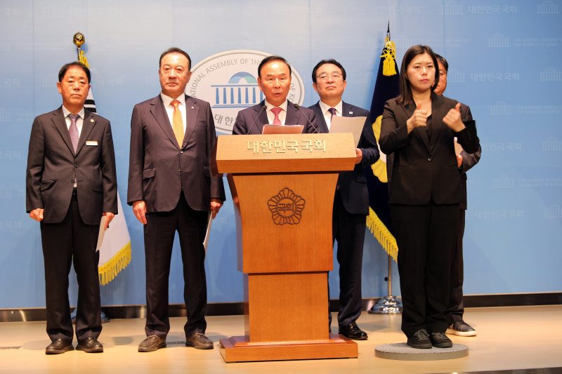 3일 오전 국회 국민의힘 박덕흠 의원(가운데)과 정 ·관계 인사들이 국회에서 기자회견을 열고 농어촌 기본소득 시범사업 대상지 배제에 따른 입장을 밝히고 있다.(국민의힘 충북도당 제공. 재판매 및 DB금지)