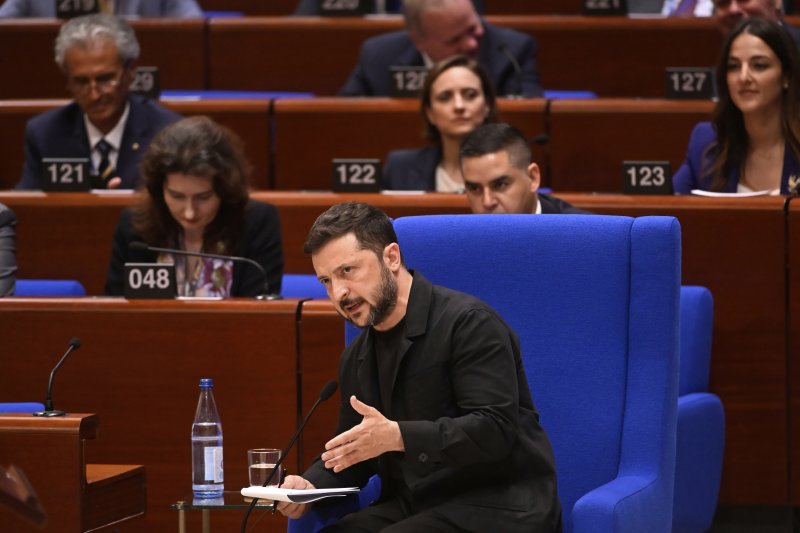 [스트라스부르=AP/뉴시스] 볼로디미르 젤렌스키 우크라이나 대통령이 지난 6월 25일(현지 시간) 프랑스 동부 스트라스부르에서 열린 유럽평의회(CoE) 회의에서 연설하고 있다. 젤렌스키 대통령은 이날 러시아의 전쟁범죄에 대한 특별재판소 설립 문서에 서명했다. 2025.10.23.