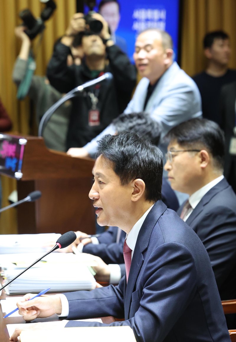 [서울=뉴시스] 김선웅 기자 = 오세훈 서울시장이 23일 서울시청에서 열린 국회 행정안전위원회의 서울특별시에 대한 국정감사에서 의원 질의에 답하고 있다. 이날 '정치브로커'로 알려진 명태균 씨가 증인으로 출석했다. 2025.10.23. mangusta@newsis.com