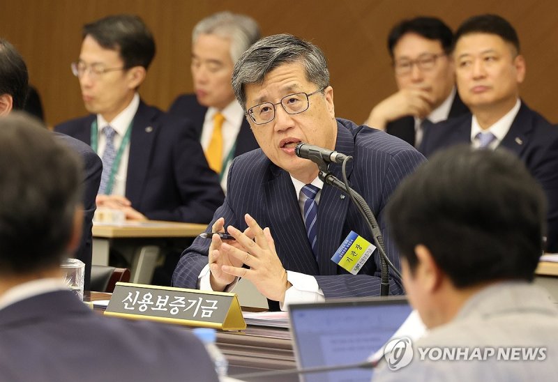 의원질의에 답하는 최원목 이사장 (출처=연합뉴스)