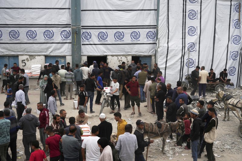 [자발리아=AP/뉴시스] 국제사법재판소(ICJ)가 22일(현지 시간) 이스라엘에 가자지구 내 국제기구 등의 구호 활동을 허용하라고 권고했다. 이스라엘은 받아들일 수 없다며 반발했다. 사진은 지난 4월 1일 가자지구 자발리아에서 주민들이 유엔팔레스타인난민기구(UNRWA)가 배포하는 밀가루 포대와 기타 인도적 지원 물품을 받는 모습. 2025.10.23.