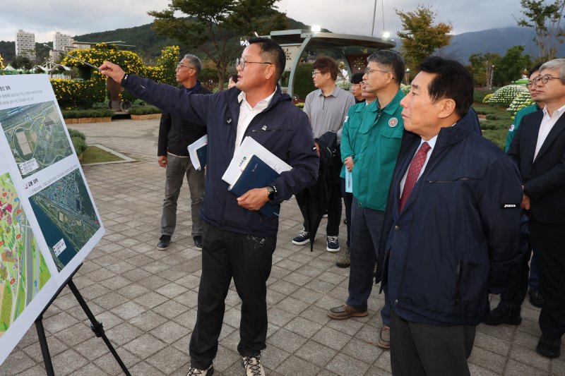 [양산=뉴시스] 나동연 시장이 지역 대표 가을 축제들이 열리는 황산공원 일원을 방문해 현장 점검을 하고 있다. (사진=양산시 제공) 2025.10.23. photo@newsis.com *재판매 및 DB 금지