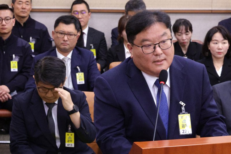 엄희준 광주고검 검사가 23일 서울 여의도 국회 법제사법위원회에서 열린 서울고등검찰청·서울중앙지방검찰청 등에 대한 국정감사에서 의원 질의에 답변하고 있다. 왼쪽은 문지석 광주지검 부장검사. 2025.10.23/뉴스1 ⓒ News1 신웅수 기자