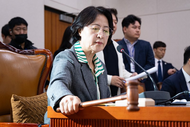 추미애 국회 법제사법위원장이 지난 20일 서울 여의도 국회 법제사법위원회에서 열린 서울고법·서울중앙지법 등에 대한 국정감사에서 감사개시를 선언하고 있다. 2025.10.20/뉴스1 ⓒ News1 유승관 기자