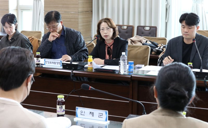 한미옥 한강유역환경청 유역관리국장(가운데)이 23일 열린 친환경 청정사업 집행점검 회의에서 인사말을 하고 있다.(한강수계위 제공)