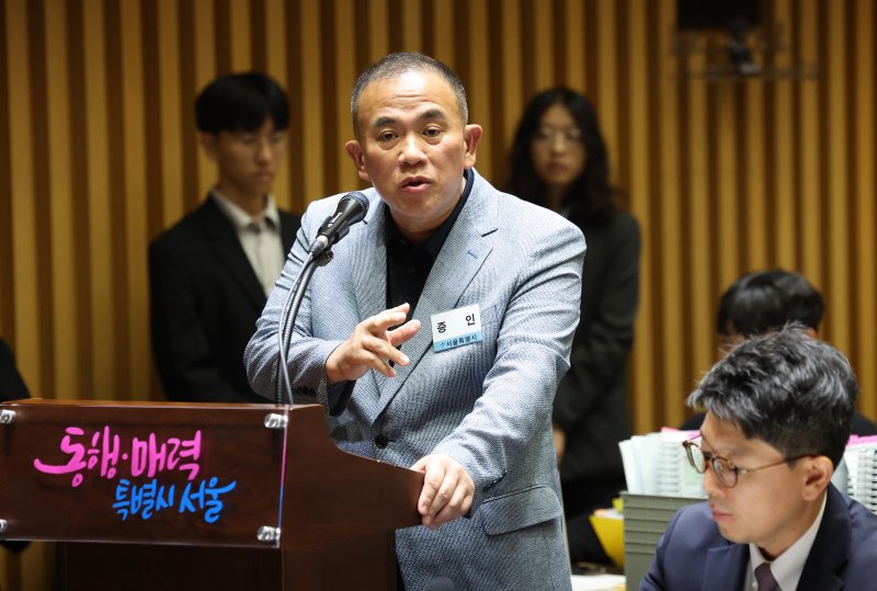 [서울=뉴시스] 김선웅 기자 = '정치브로커'로 알려진 명태균 씨가 23일 서울시청에서 열린 국회 행정안전위원회의 서울특별시에 대한 국정감사에 증인으로 출석해 발언하고 있다. 2025.10.23. mangusta@newsis.com