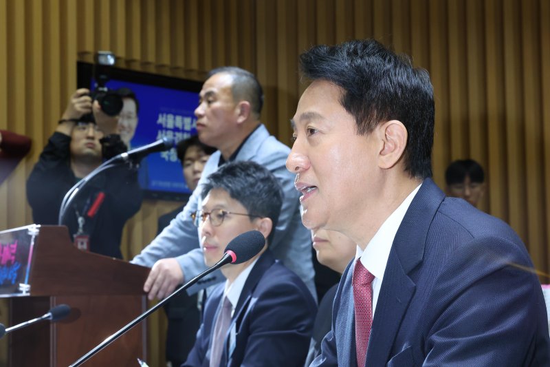 [서울=뉴시스] 김선웅 기자 = 오세훈 서울시장이 23일 서울시청에서 열린 국회 행정안전위원회의 서울특별시에 대한 국정감사에서 의원 질의에 답하고 있다. 이날 '정치브로커'로 알려진 명태균 씨가 증인으로 출석했다. 2025.10.23. mangusta@newsis.com