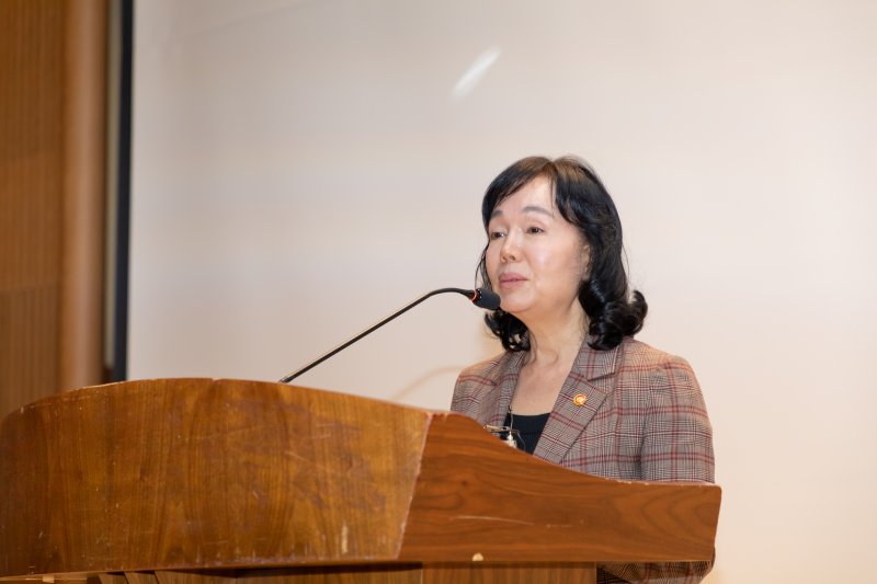 송경희 개인정보보호위원회 위원장이 10월 23일 오후 서울 송파구 한국광고문화회관에서 개최된 '개인정보 정책포럼'에서 개회사를 하고 있다.(사진=개인정보위 제공) *재판매 및 DB 금지