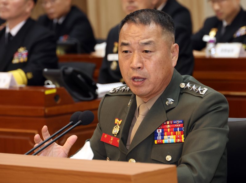 23일 충남 계룡시 계룡대에서 열린 국회 국방위원회의 해군본부에 대한 국정감사에서 주일석 해병대 사령관이 답변하고 있다. 뉴시스