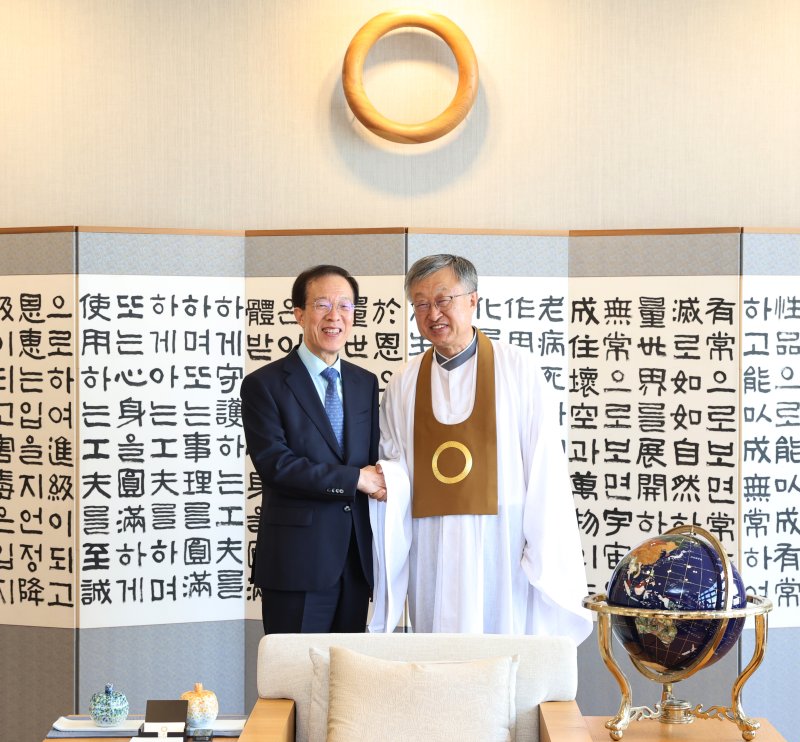 이석연 국민통합위원장이 23일 서울 동작구에 위치한 원불교 소태산 기념관에서 나상호 원불교 교정원장을 만나 기념 촬영을 하고 있다. (국민통합위원회 자료 제공)