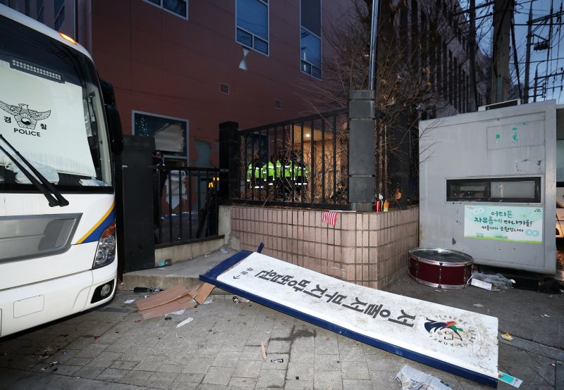 윤석열 전 대통령 지지자들의 난입 사태가 발생한 서울 마포구 서울서부지방법원 후문에 서부지법 현판이 파손된 채 놓여 있다. 2025.1.19/뉴스1 ⓒ News1 오대일 기자 /사진=뉴스1