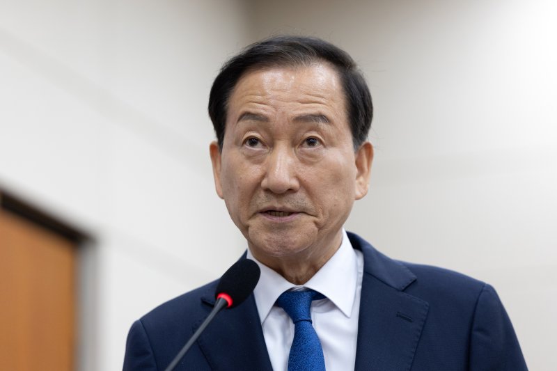 류희림 전 방송통신심의위원장이 23일 서울 여의도 국회에서 열린 과학기술정보방송통신위원회 한국방송공사 등에 대한 국정감사에 출석해 증인선서 거부 이유를 밝히고 있다. 2025.10.23/뉴스1 ⓒ News1 이승배 기자