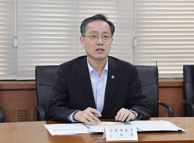 이형일 기획재정부 1차관이 10월 23일 오후 서울 종로구 정부서울청사에서 열린 '제60차 물가관계차관회의'를 주재, 모두발언을 하고 있다. (기획재정부 제공)