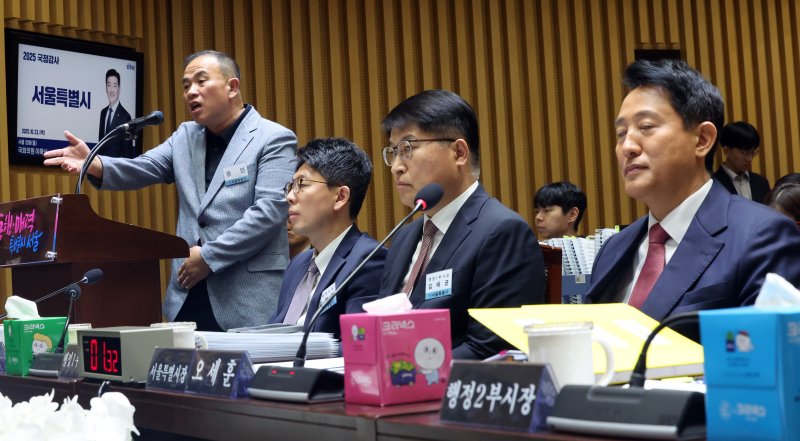 '정치 브로커' 명태균씨가 23일 오후 서울 중구 서울시청에서 열린 국회 행정안전위원회 서울시청 국정감사에서 의원질의에 답하고 있다. 2025.10.23/뉴스1 ⓒ News1 황기선 기자