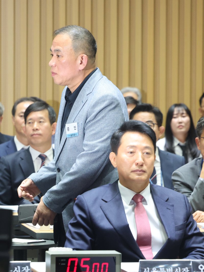 '정치 브로커' 명태균씨가 23일 오후 서울 중구 서울시청에서 열린 국회 행정안전위원회 서울시청 국정감사에서 권칠승 더불어민주당 의원 질의에 답변하기 위해 발언대로 향하고 있다. 2025.10.23/뉴스1 ⓒ News1 황기선 기자