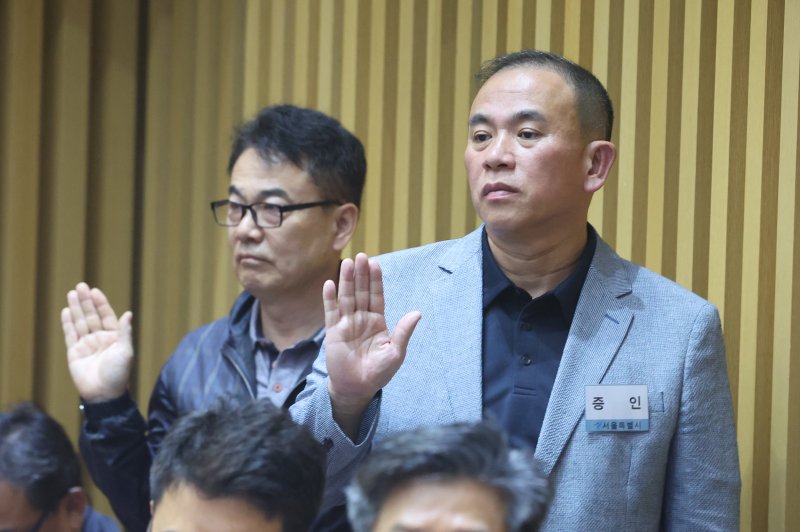 '정치 브로커' 명태균씨가 23일 오후 서울 중구 서울시청에서 열린 국회 행정안전위원회 서울시청 국정감사에서 증인 선서를 하고 있다. 2025.10.23/뉴스1 ⓒ News1 황기선 기자