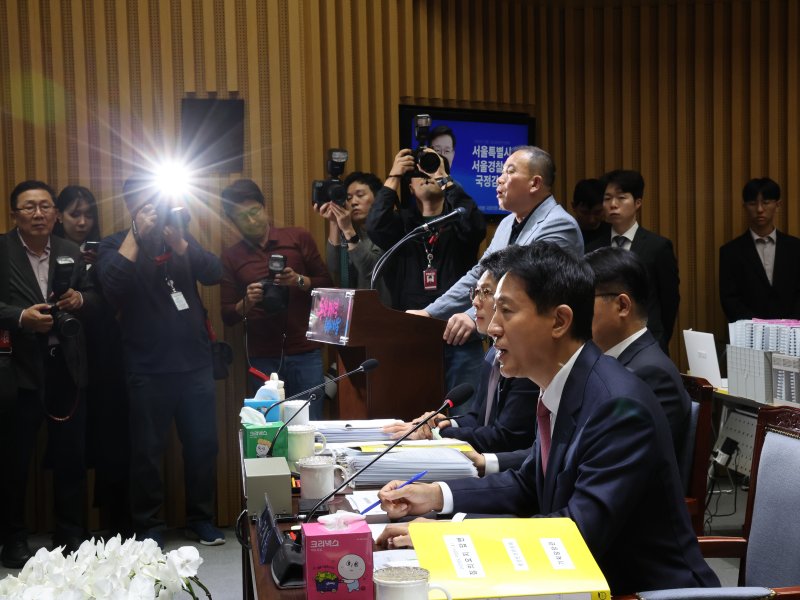 오세훈 서울시장이 23일 오후 서울 중구 서울시청에서 열린 국회 행정안전위원회 서울시청 국정감사에서 의원질의에 답하고 있다. 2025.10.23/뉴스1 ⓒ News1 황기선 기자