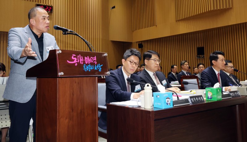'정치 브로커' 명태균씨가 23일 오후 서울 중구 서울시청에서 열린 국회 행정안전위원회 서울시청 국정감사에서 의원질의에 답하고 있다. 2025.10.23/뉴스1 ⓒ News1 황기선 기자
