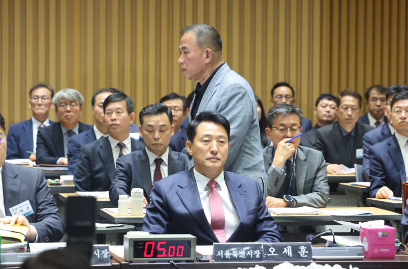 '정치 브로커' 명태균씨가 23일 오후 서울 중구 서울시청에서 열린 국회 행정안전위원회 서울시청 국정감사에서 권칠승 더불어민주당 의원 질의에 답변하기 위해 발언대로 향하고 있다. 2025.10.23/뉴스1 ⓒ News1 황기선 기자