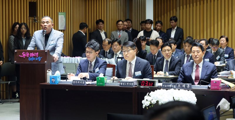 '정치 브로커' 명태균씨가 23일 오후 서울 중구 서울시청에서 열린 국회 행정안전위원회 서울시청 국정감사에서 의원질의에 답하고 있다. 2025.10.23/뉴스1 ⓒ News1 황기선 기자
