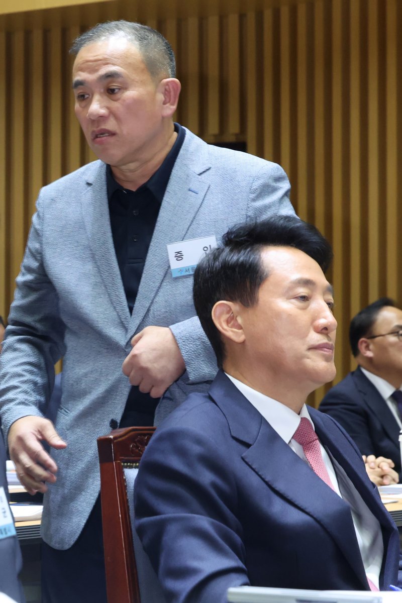 '정치 브로커' 명태균씨가 23일 오후 서울 중구 서울시청에서 열린 국회 행정안전위원회 서울시청 국정감사에서 의원질의를 마치고 오세훈 서울시장 뒤로 이동하고 있다. 2025.10.23/뉴스1 ⓒ News1 황기선 기자