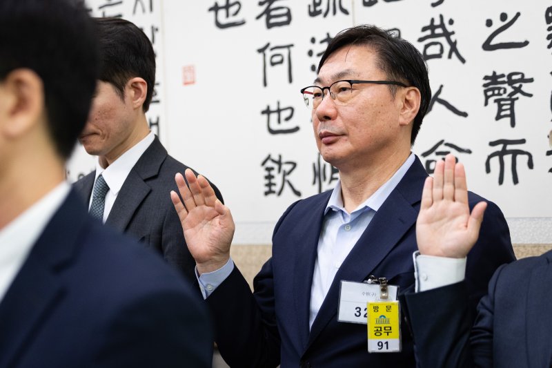 이화영 전 경기도 평화부지사가 23일 서울 여의도 국회에서 열린 법제사법위원회의 서울고등검찰청 등에 대한 국정감사에서 증인 선서를 하고 있다. 2025.10.23/뉴스1 ⓒ News1 유승관 기자