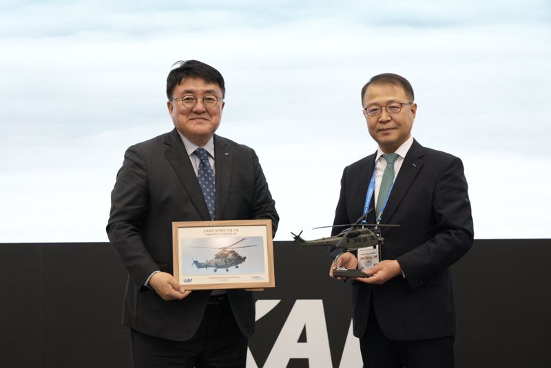 23일 고양시 킨텍스 소재 ADEX2025 KAI 전시관에서 업무협약식 후 KAI 조우래 수출마케팅부문장, 포스코인터내셔널 임재성 소재바이오본부장(왼쪽부터)이 포즈를 취하고 있다. KAI 제공