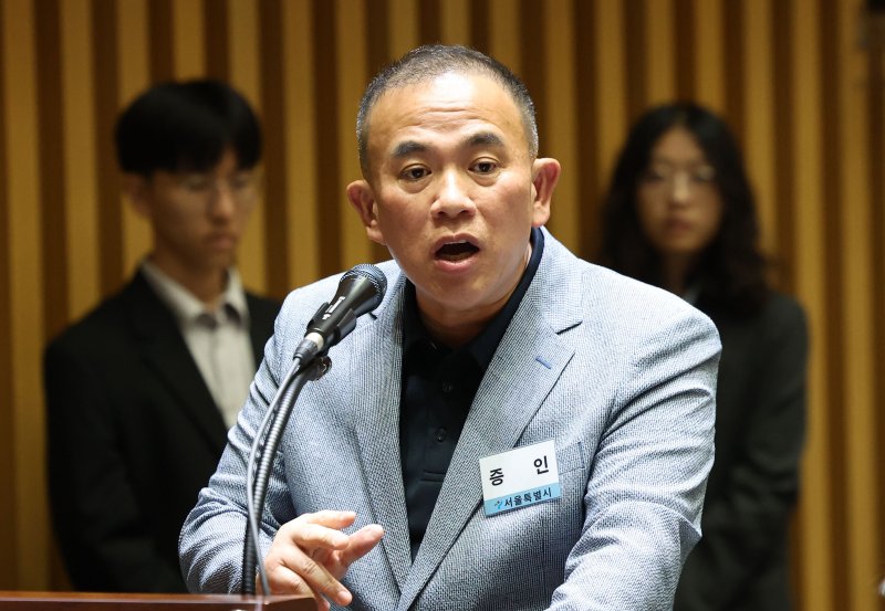 [서울=뉴시스] 김선웅 기자 = '정치브로커'로 알려진 명태균 씨가 23일 서울시청에서 열린 국회 행정안전위원회의 서울특별시에 대한 국정감사에 증인으로 출석해 의원 질의에 답변하고 있다. 2025.10.23. mangusta@newsis.com