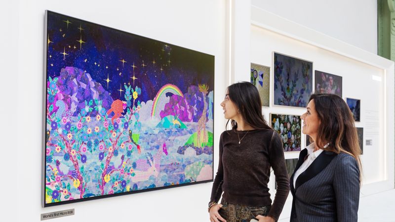 삼성전자가 24일(현지시간)부터 26일까지 프랑스 파리 '그랑 팔레'에서 열리는 아트 바젤 파리 2025에 전시부스를 마련하고 마이크로 RGB, Neo QLED, 더 프레임 등 삼성 아트 TV를 통해 다양한 작품들을 전시하고 있다. 관람객들이 삼성 마이크로 RGB TV에 전시된 사야 울포크 작가의 작품을 감상하고 있다. 삼성전자 제공