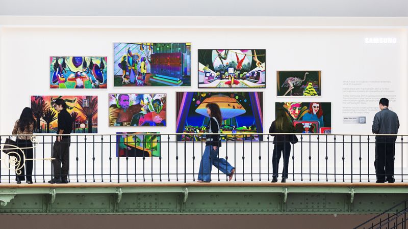 삼성전자가 24일(현지시간)부터 26일까지 프랑스 파리 '그랑 팔레'에서 열리는 아트 바젤 파리 2025에 전시부스를 마련하고 마이크로 RGB, Neo QLED, 더 프레임 등 삼성 아트 TV를 통해 다양한 작품들을 전시하고 있다. 관람객들이 삼성 아트 TV를 통해 작품들을 감상하고 있다. 삼성전자 제공