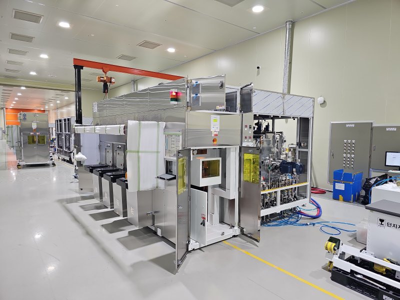 [용인=뉴시스]예스티의 반도체 제조장비 내부 전경(용인시 제공)